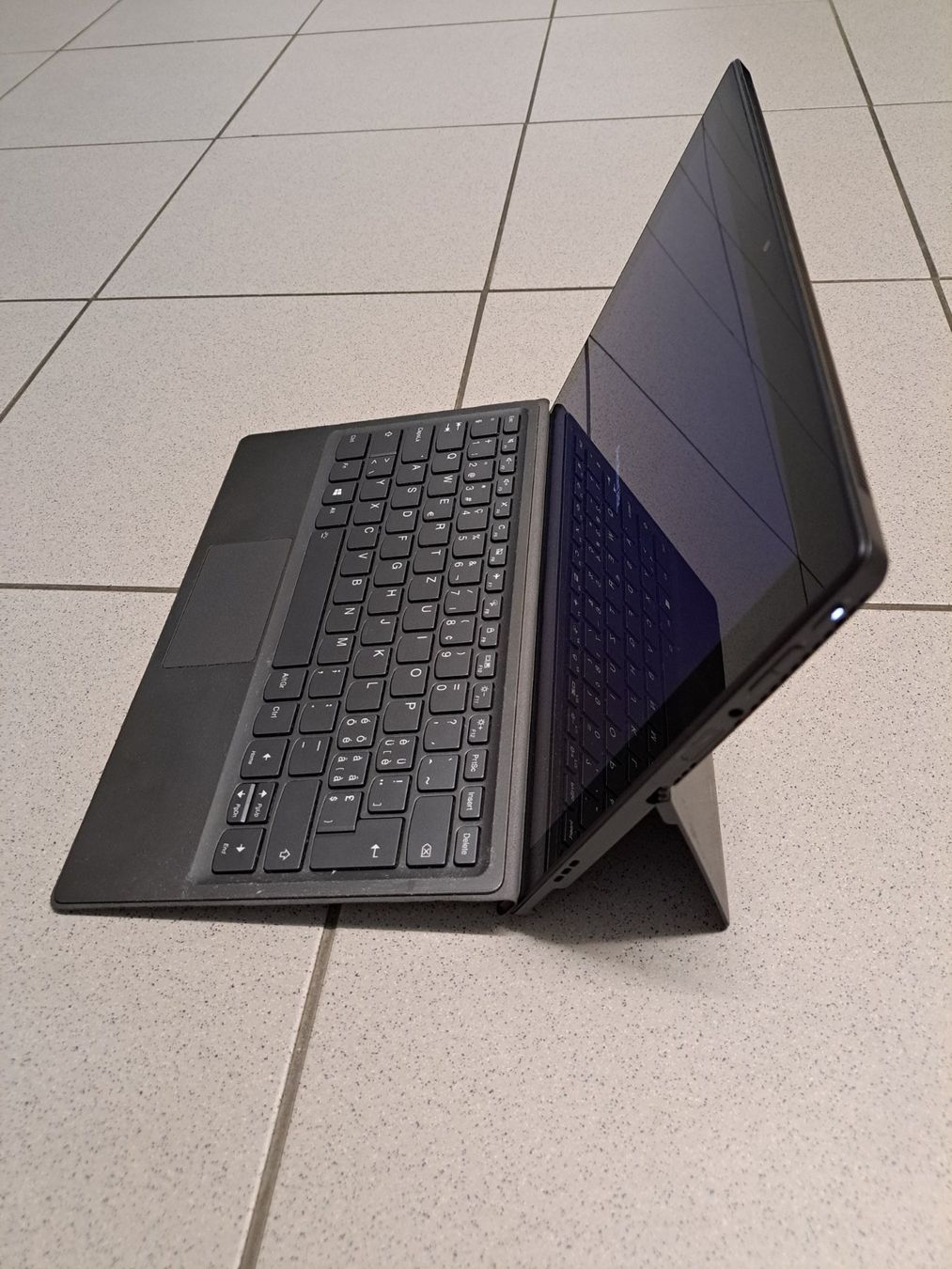 Lenovo Tablet PC: Tablet Computer Lenovo MIIX 520-12IKB mit SIM Slot – Gebraucht aus Rüti b. Lyssach von  1