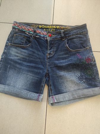 Trendige Desigual kurze Jeanshose, gr 36 ( 28). 