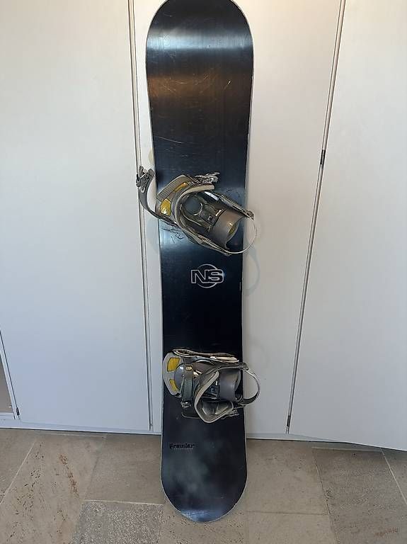 Boards: Snowboard 163 cm "Neversummer" mit Ride Bindung – D'occasion à Bergdietikon par sbones