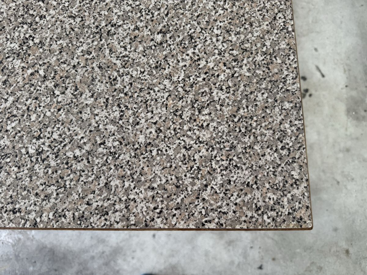 Tavoli: Massiver Holztisch mit Platte in Steinoptik – Usato da Embrach venduto da Mako14 3