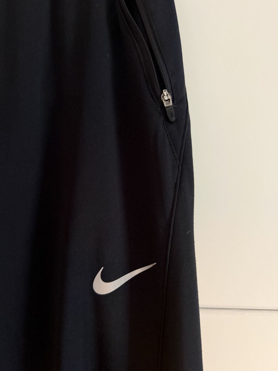 Nike Pantalons: Nike jogging hose – D'occasion à Zurich par Alinecnicolet 2
