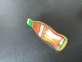Pin Flasche Coca Cola signiert hinten Copyright