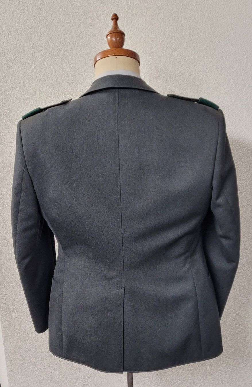 Armée suisse Uniformes: Original Schweizer Panzertruppen-Uniformjacke – D'occasion à Neuhausen am Rheinfall par Restwertvoll 1