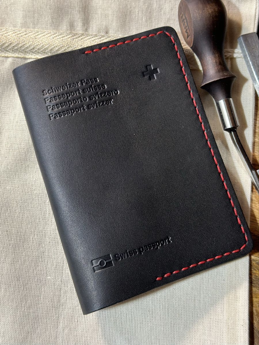 Cover & Protezioni schermo: Leder Passhülle Schwarz Handmade – Nuovo e nell'imballaggio originale da Mettmenstetten venduto da vad_57p2 6