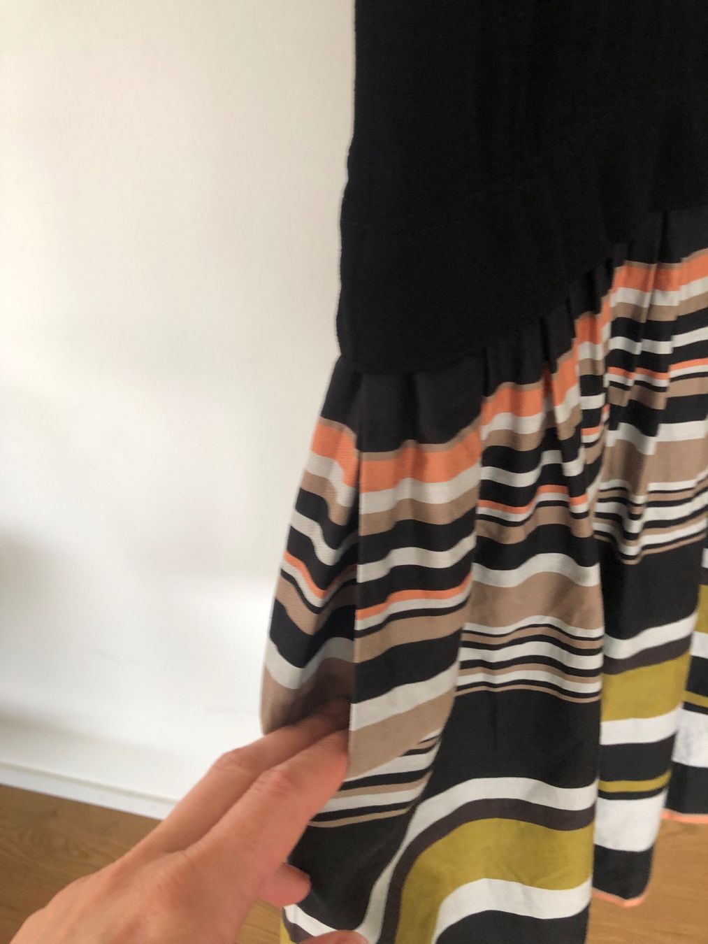Marc Cain Vestiti: Kleid Stretch und Seide Marc Cain schwarz gestreift – Usato da Schinznach Dorf venduto da mysy 1