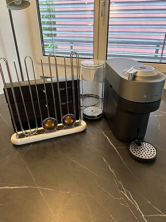 Nespresso Macchine per caffè & Macchine per espresso: Nespresso Set Vertuo Pop+ Maschine – Usato da Magden venduto da FloSiegrist 1