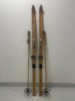 Ski (Nr. 12), Holzski von ca. 1960 mit Stöcken