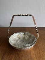 Jolie coupe en verre dans son panier en métal