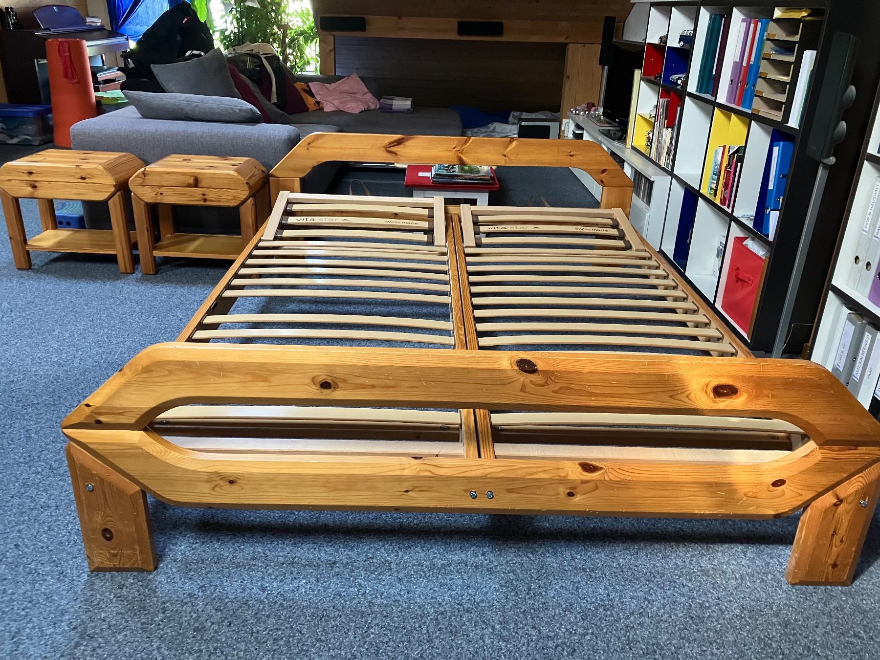 Betten: Doppelbett Kiefer massiv plus Nachttischli – Gebraucht aus Boll von Cwyss0