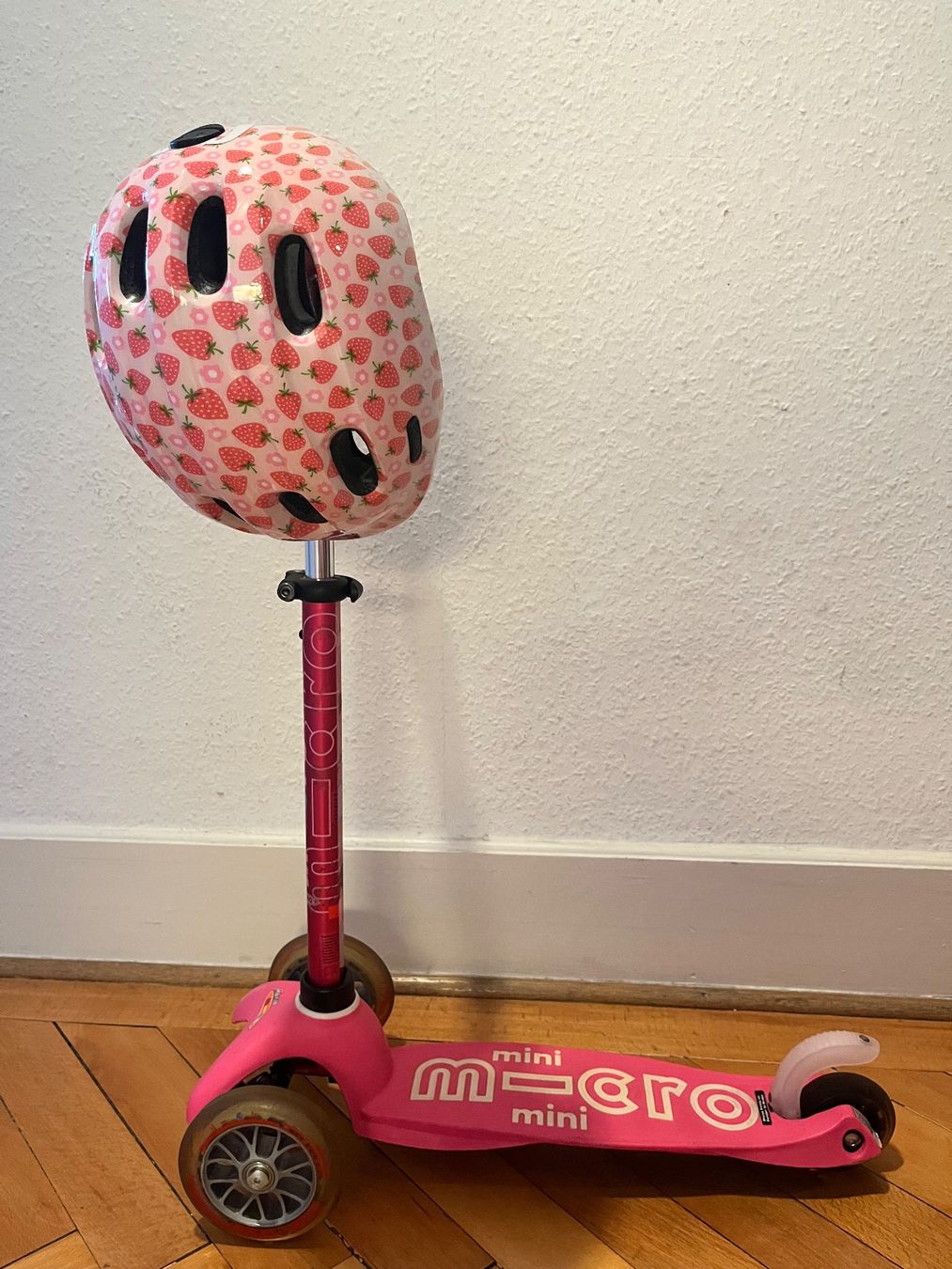 Micro Veicoli per bambini: Child micro mini trottinette and ABUS helmet – Usato da Genève venduto da dmt_y25y
