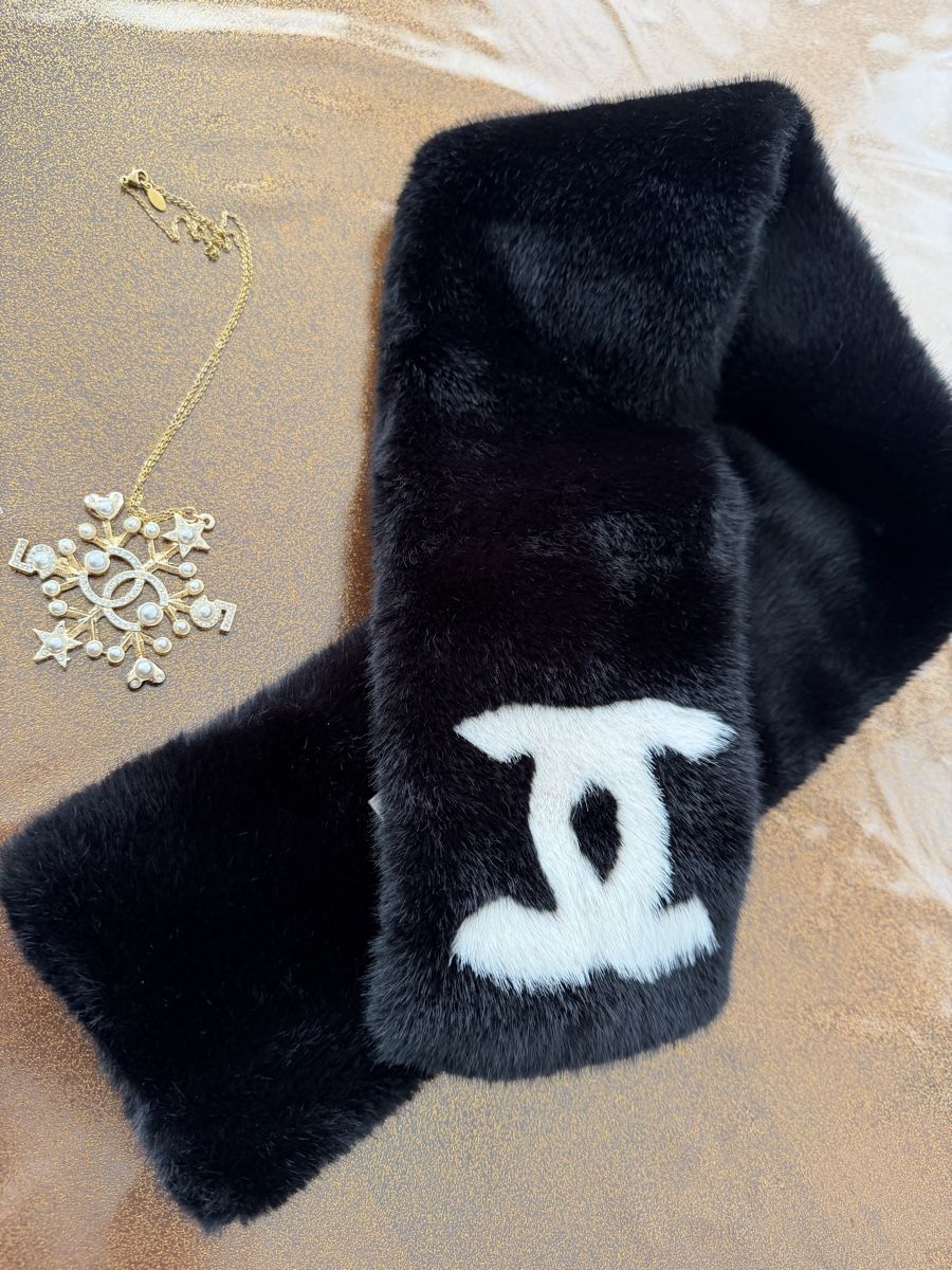 Foulard & Sciarpe: Schal neu mit Kette  – Nuovo (secondo la descrizione) da Allschwil venduto da Figidindia