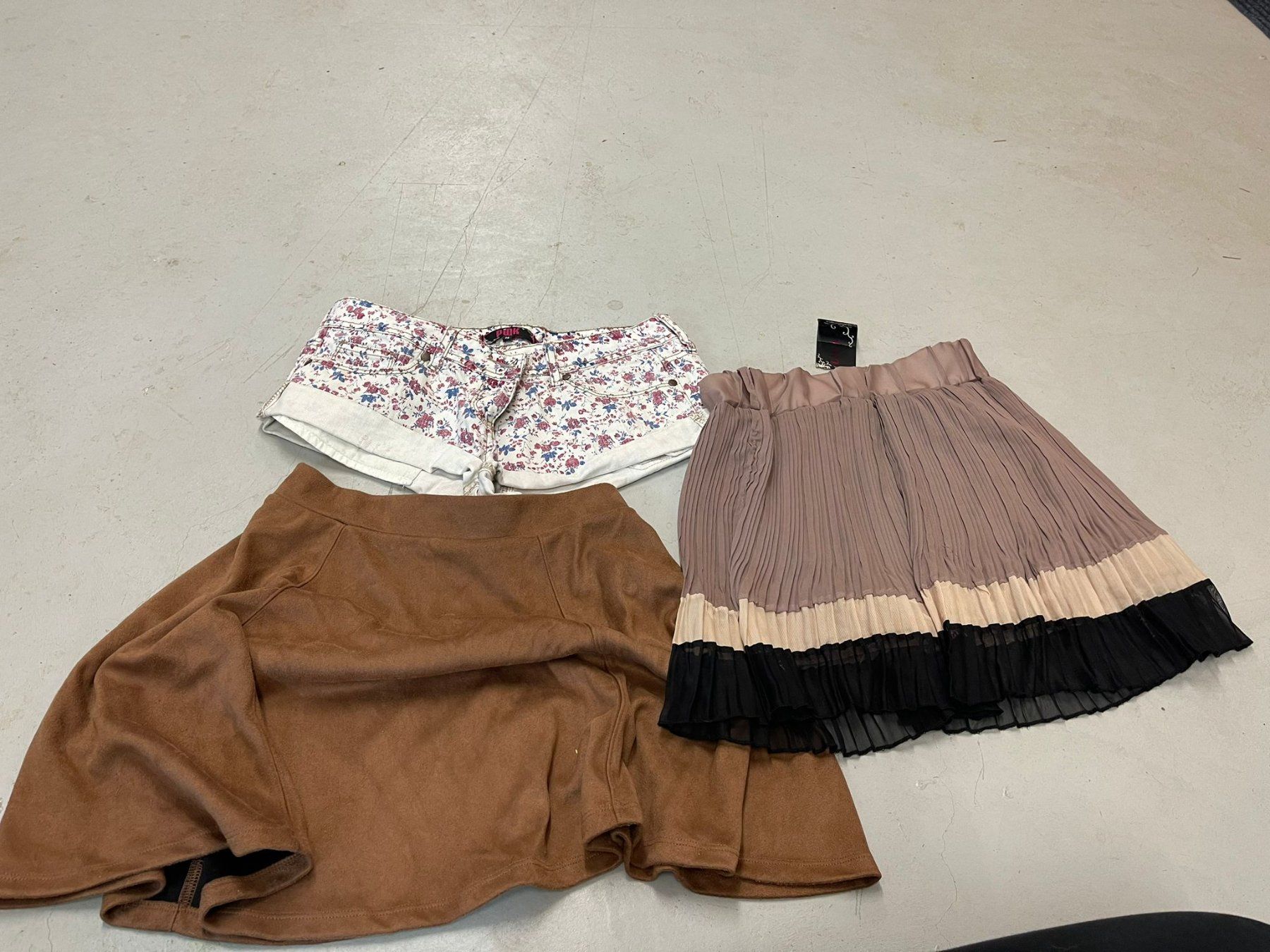 Lotti di vestiti: Diverse Kleidung – Usato da Aedermannsdorf venduto da Molinero_ 1