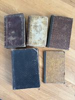 Verschiedene antike Bücher