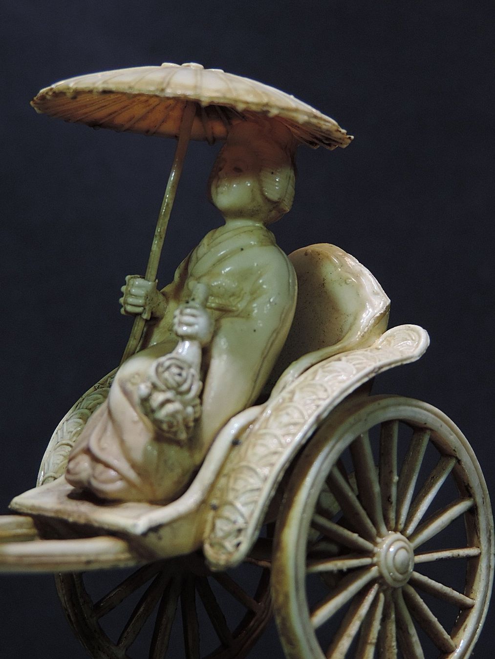Figuren: Figur Rikschafahrer mit Geisha, Elfenbeinfarben – Gebraucht aus Duggingen von roterbambus 6