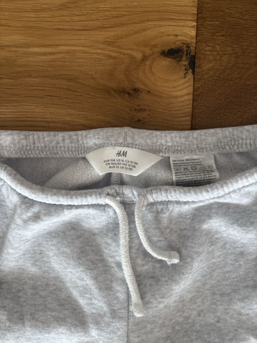 H&M Pantalons: H&M Jogging-Hose, hellgrau, Grösse 158 - Mädchen – D'occasion à Wilen b. Wil par b-mountain 1