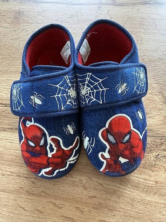 Scarpe per ragazzi: Spiderman Hausschuhe grösse 27  – Usato da Schmiedrued venduto da Rahel_07