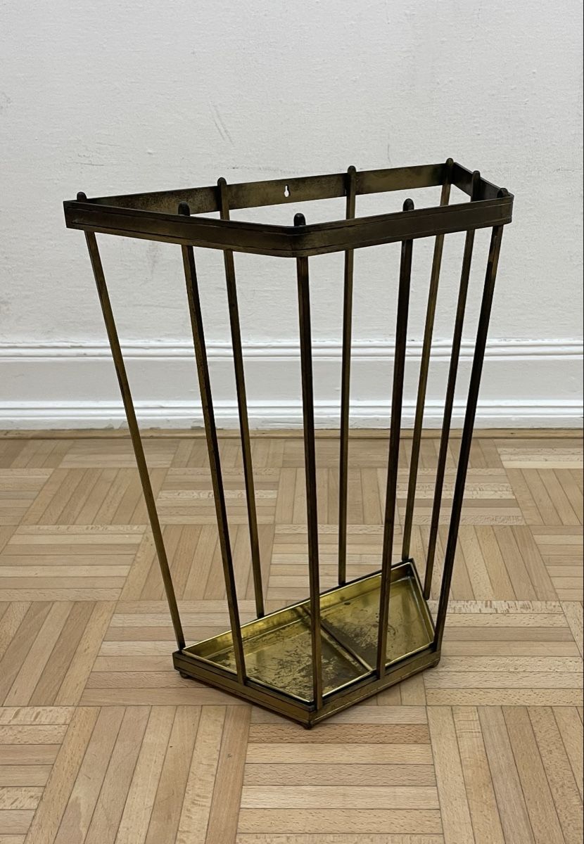 Sonstige Büroeinrichtungen: Schlichter Art Deco Messing Schirmständer Wandschirmständer – Gebraucht aus Zürich von Vintagewiesel 1