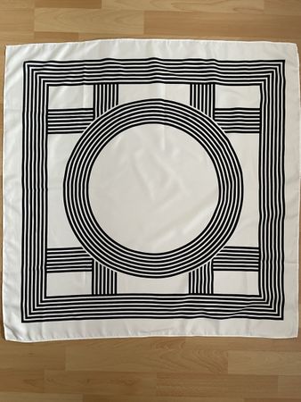 Foulard carré noir et blanc motif géométrique 80/80 cm