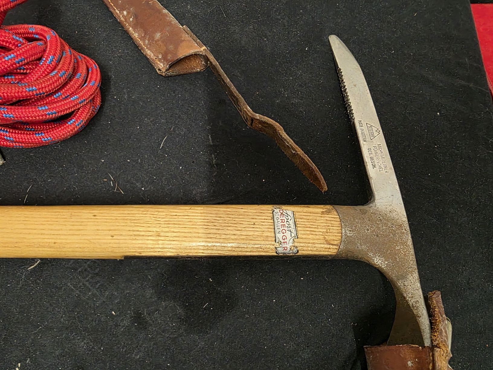 Attrezzatura da arrampicata: Aschenbrenner Eispickel Stuba mit Seil gebrauchter Zustand – Usato da Degersheim venduto da Antiko 1