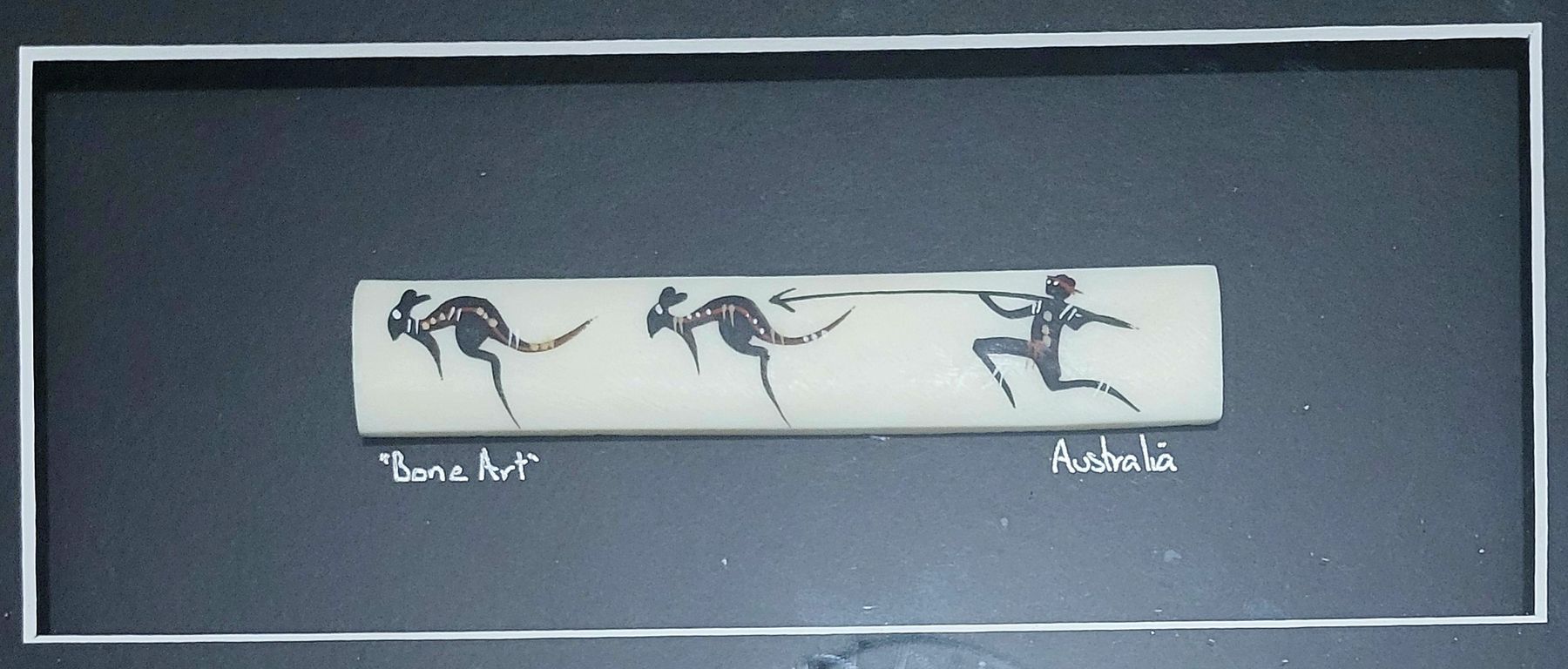 Statuette: Os peint aborigène Murra Wolka – Nuovo e nell'imballaggio originale da Montet (Glâne) venduto da Koada2 3