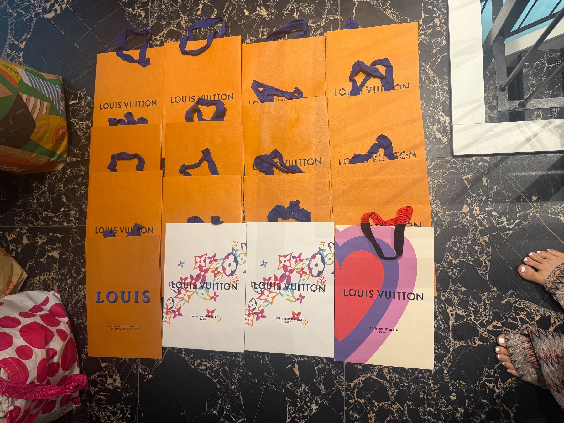 Louis Vuitton Borse: 16x Louis vuitton Papiertragetasche 4x spezielle edition – Nuovo e nell'imballaggio originale da Hagenbuch ZH venduto da PascalSahli
