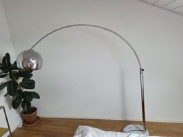 Bogenlampe aus Chrom mit Marmorsockel von Butlers