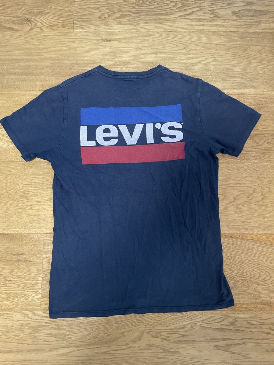 Levi's T-Shirts: Levi‘s T-shirt – Neu (gemäss Beschreibung) aus Visp von lut_8nkc 1