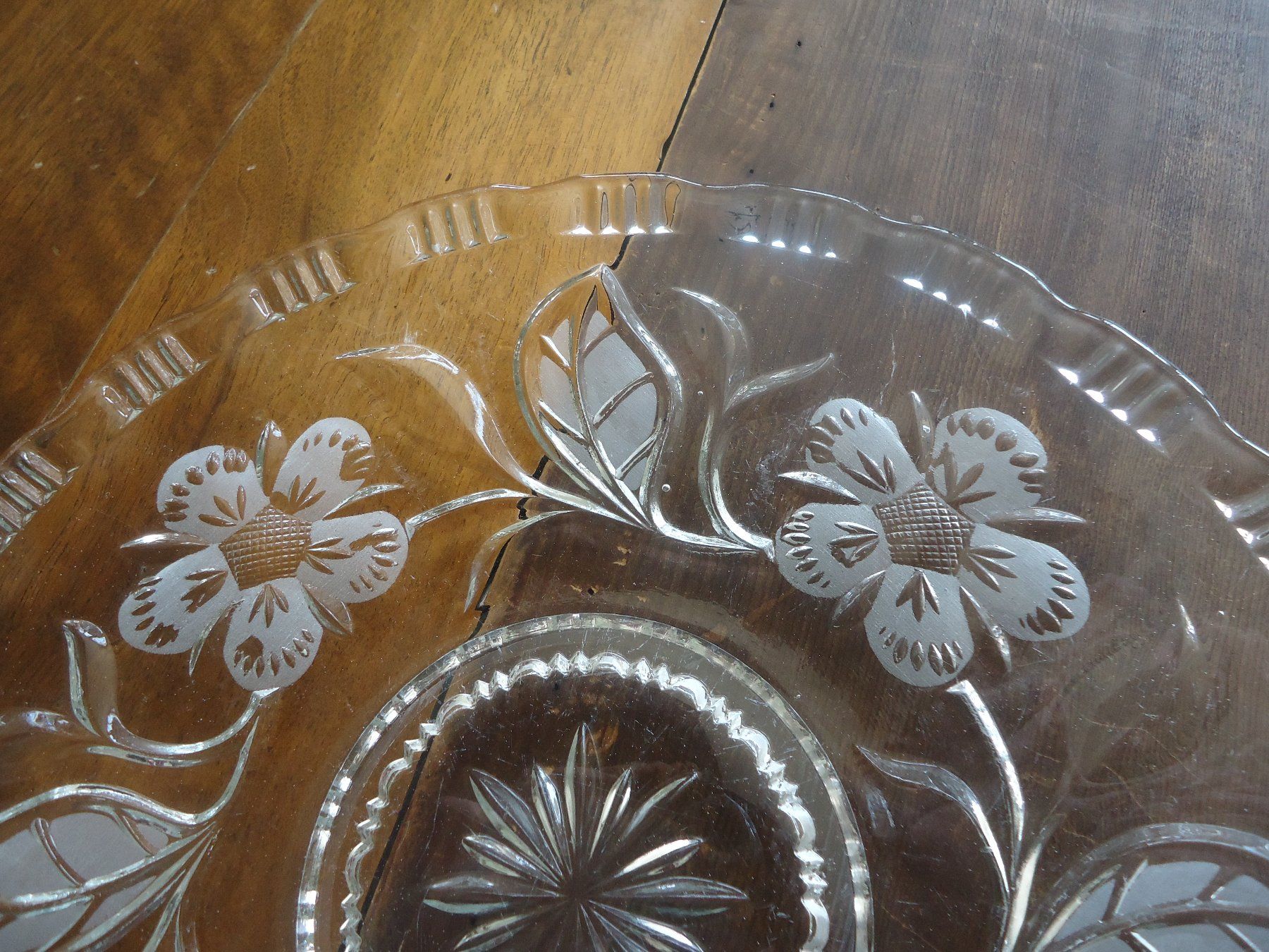 Piatti di portata: Vintage - Plat à gâteau en verre taillé – Usato da Vessy venduto da mafabe 1