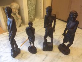 vier schöne alte afrikanische Figuren aus Tropenholz