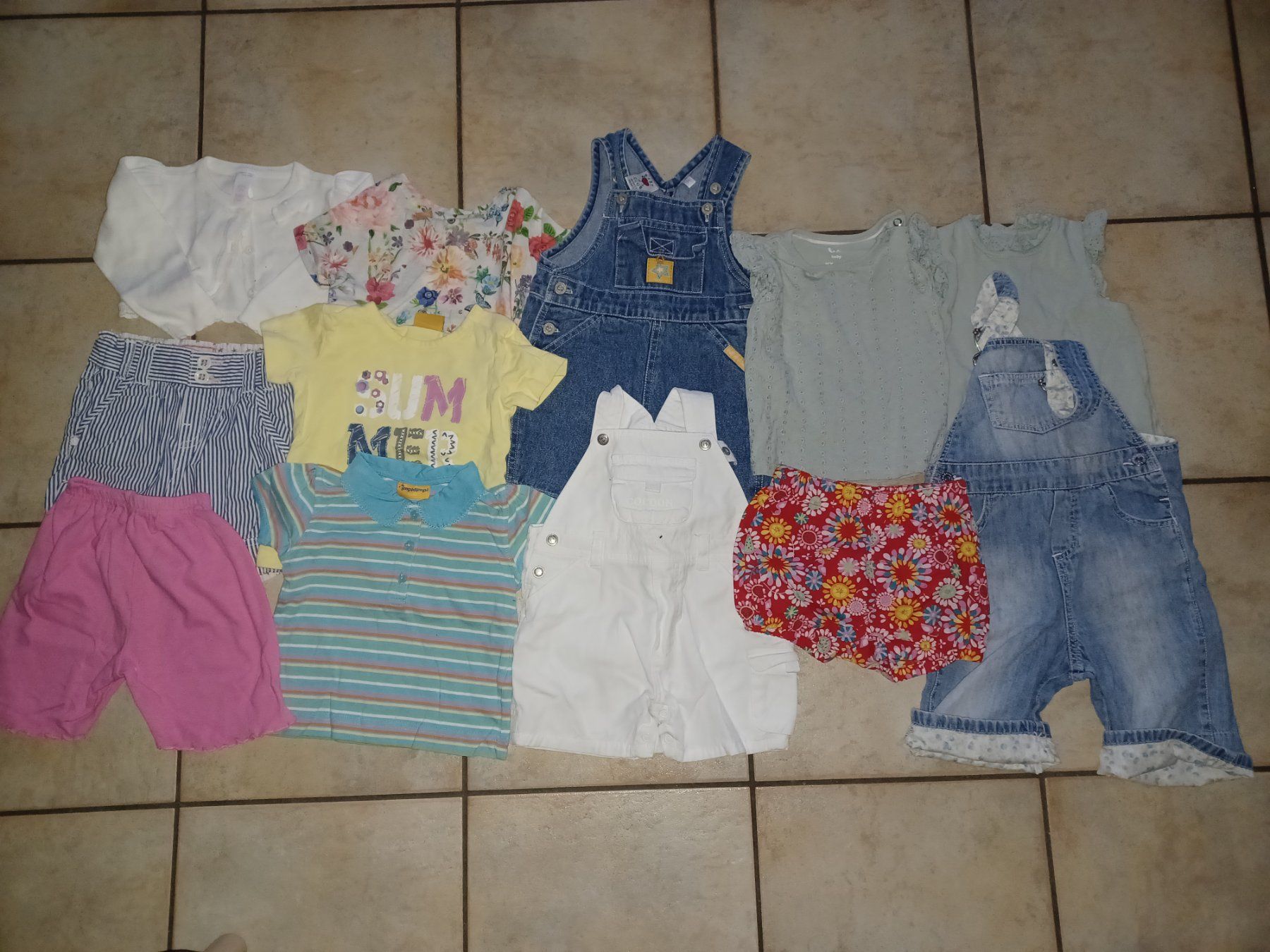 Lotti & Set di vestiti: 12 teiliges Sommerpaket Mädchen 74 – Usato da Matt venduto da Remonso