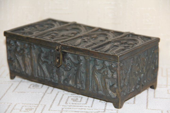 Truhen: Grande   antique  coffret en bronze . – Gebraucht aus Praz (Vully) von pikuluka1 1