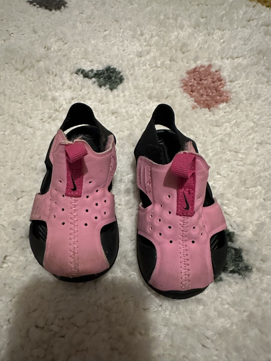 Nike Scarpe per ragazze: Sandalen Nike  Grösse 19.5 – Usato da Zürich venduto da Essences