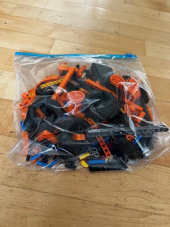 Spielzeuge: Oranger Lego Technik Monstertruck – Gebraucht aus Männedorf von livingdream 1