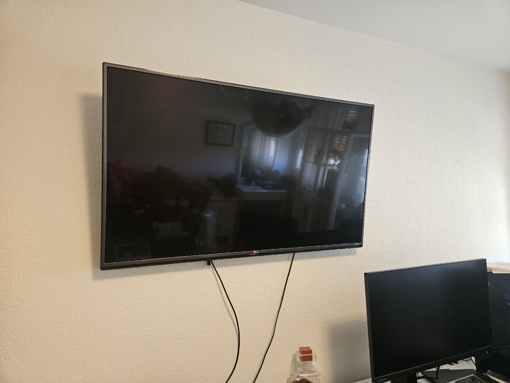 LG Televisori: 4k Fernseher inkl. Wandhalterung – Usato da Oetwil am See venduto da Alija.M