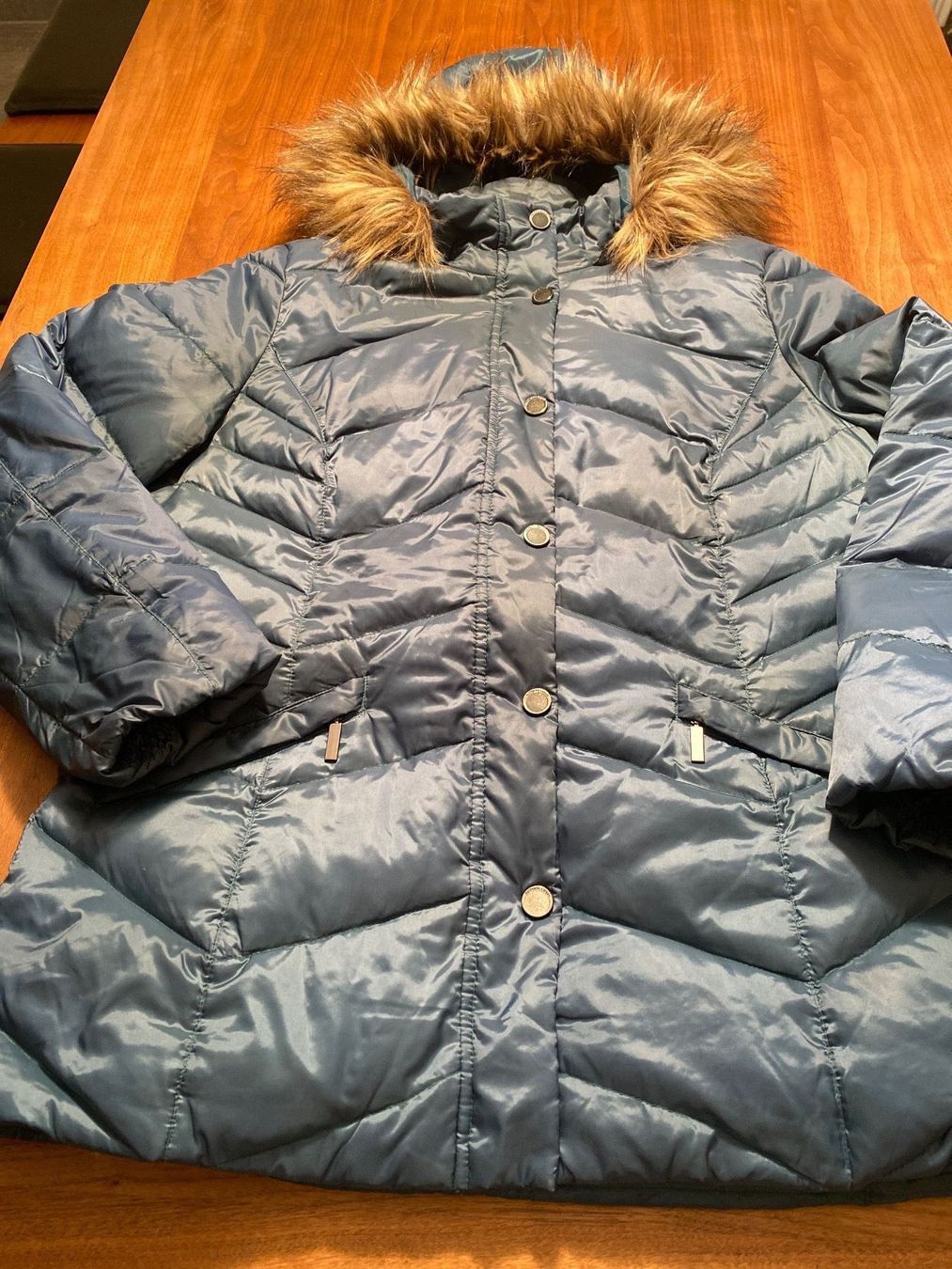 Giacche: Winterjacke Daunen mit Kapuzze Grösse 44 – Usato da Schwyz venduto da Trofana