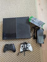 Console Xbox One noire avec deux manettes et 5 jeux