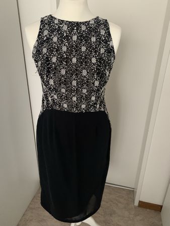 Schickes, schwarzes Spitzenkleid - perfekt für den Herbst!