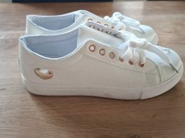 Sneaker weiss mit Herz Motiv und Details gebraucht