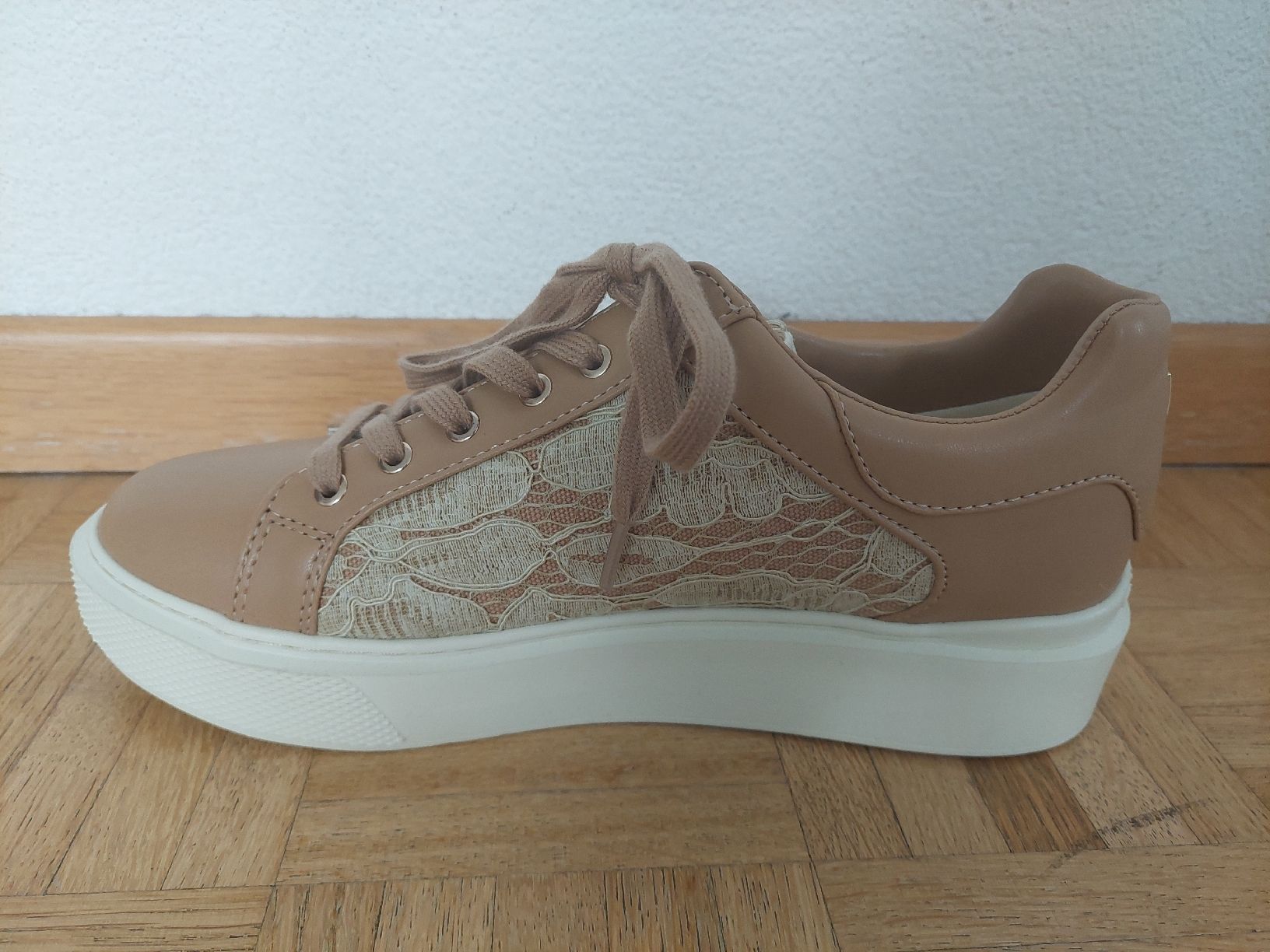 Guess Scarpe da donna: Neu! Guess Sneaker, Beige, Grösse 41 – Nuovo e nell'imballaggio originale da Flims Dorf venduto da Truemorish 4