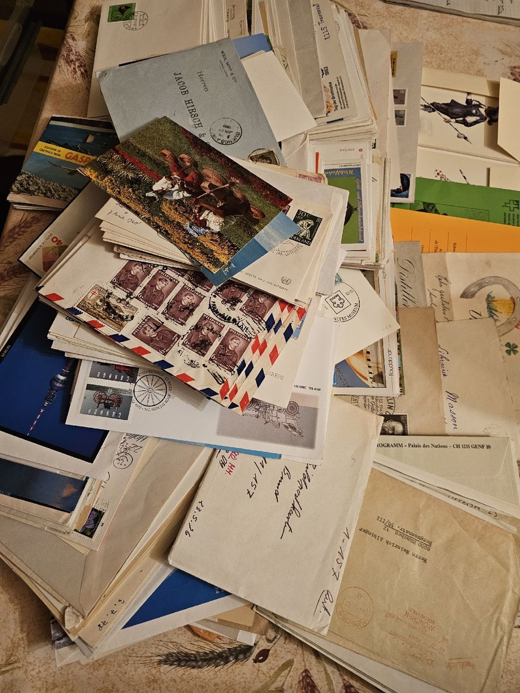 Tutti i francobolli: lot de carte postal et envelope divers pays  – Usato da Yverdon-les-Bains venduto da mancheacoulles 3