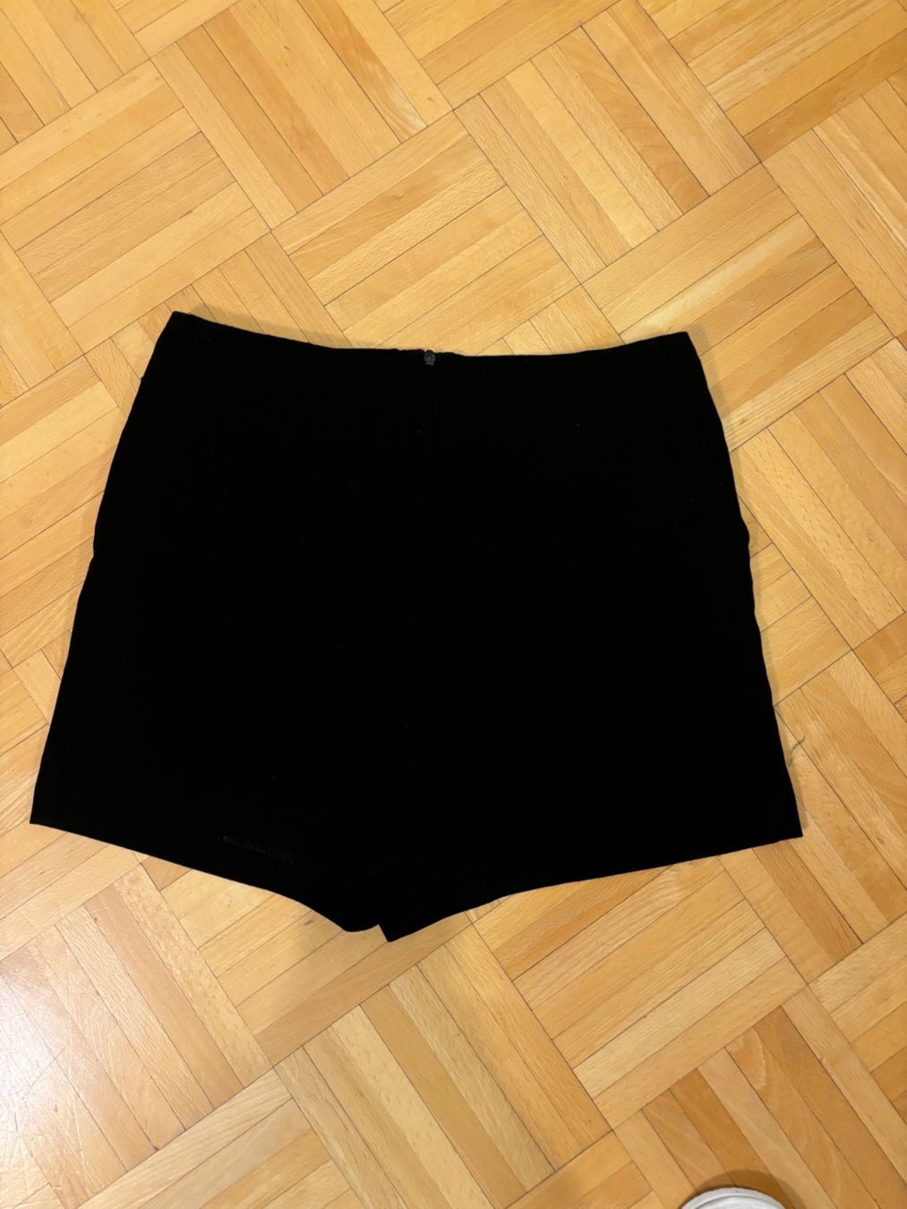 Pantaloni: Black short with slots M – Usato da Genève venduto da chl_zc89 2