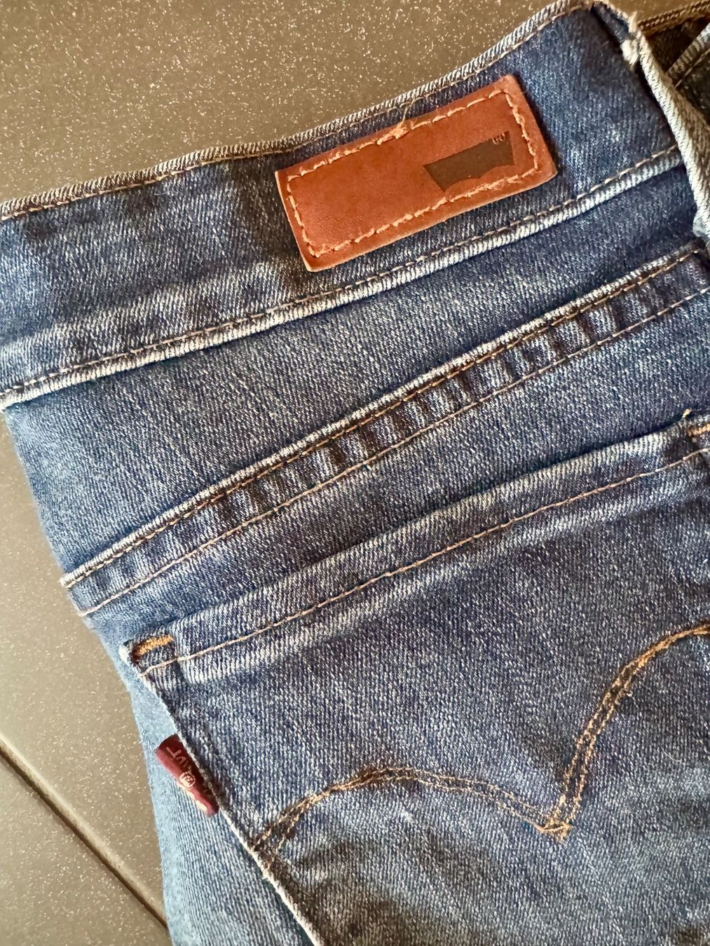 Levi's Jeans: Klassische Levi’s Jeans 26 – Usato da Bern venduto da Tar_z9zd