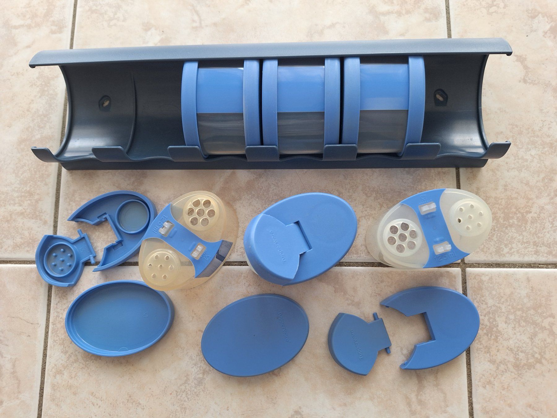Scaffali: Tupperware Gewürzregal blau mit Behälter – Usato da Starrkirch-Wil venduto da Mambostar 1