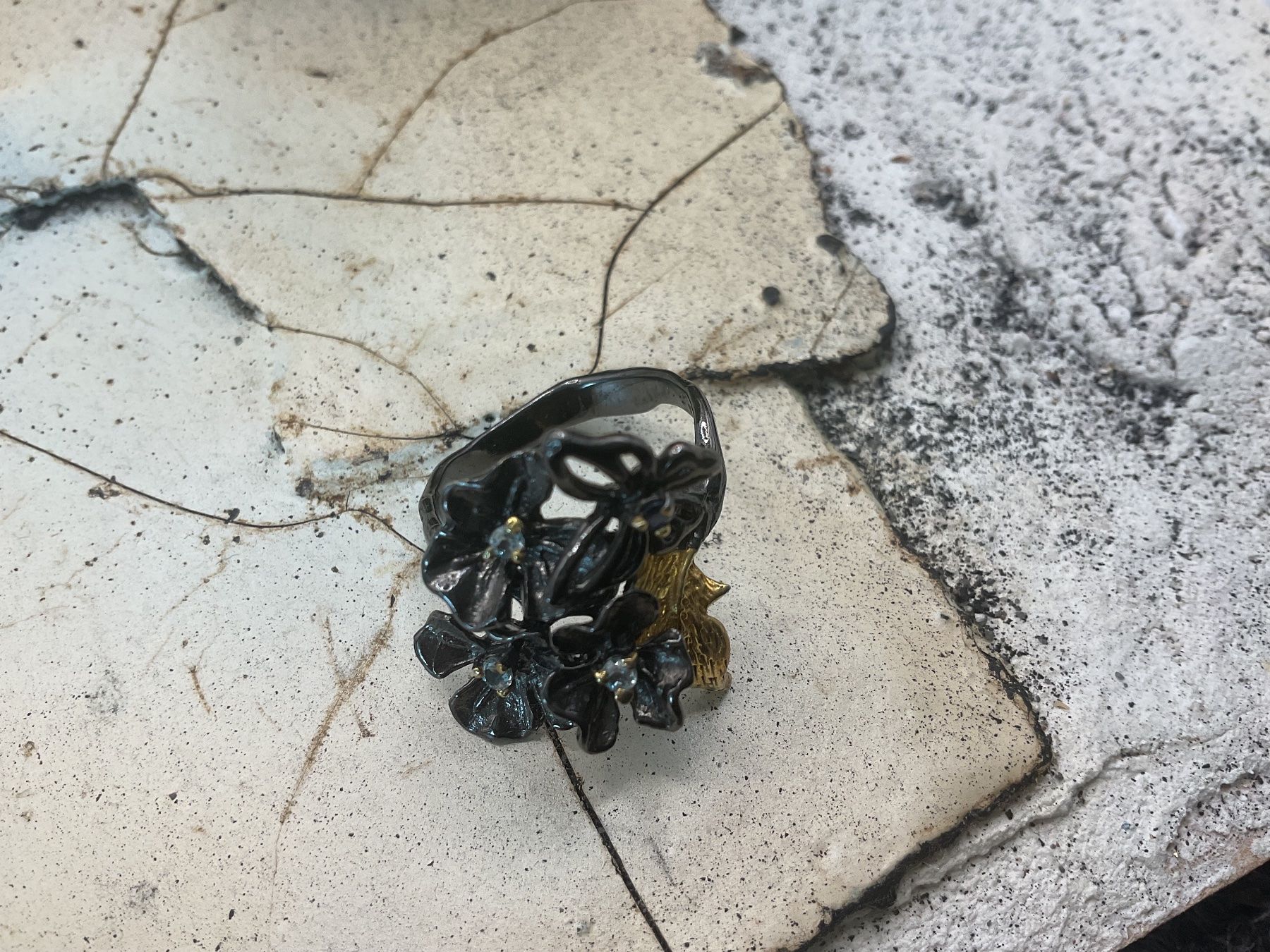Ringe: Silberring geschwärzt mit kleinen Zirkonias, Gr.55 oder 7 – Gebraucht aus luzern von Alpendorf1 1