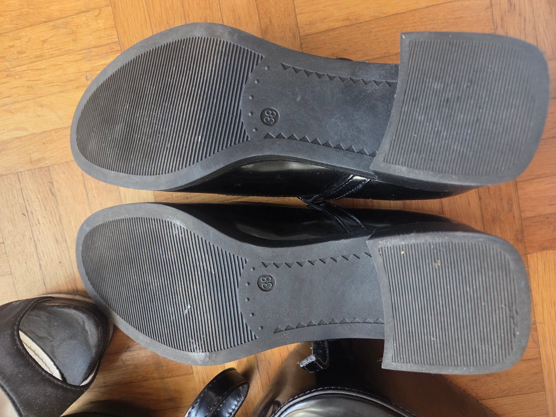 Chaussures femmes: Schuhe Gr. 39 plus schwarze Handtasche – D'occasion à Basel par Roundtrip 7