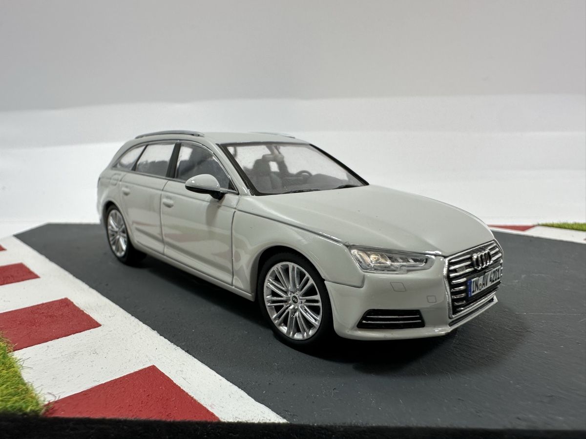 Spark Modellautos: Audi A4 Avant 1:43, SPARK – Gebraucht aus Zofingen von rf9_x2xt 7