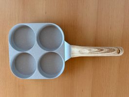 Neue Bratpfanne mit vier Vertiefungen
