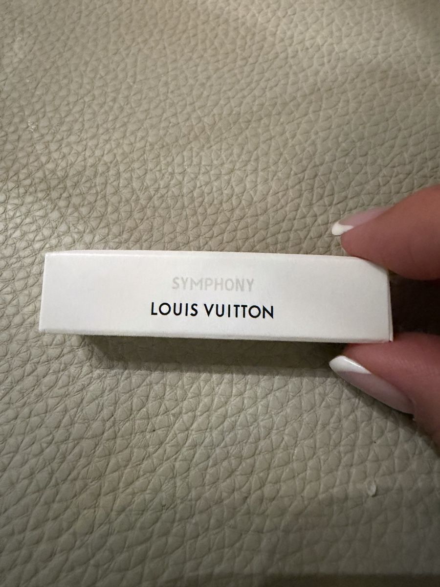 Louis Vuitton Profumi & Eau de Toilette: Louis Vuitton Symphony Extrait de Parfum 2ml Probe – Nuovo e nell'imballaggio originale da Oberlunkhofen venduto da Raspberry