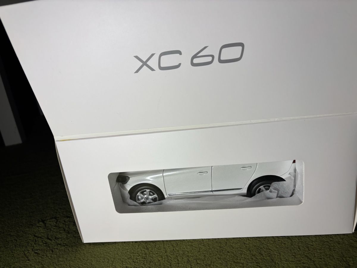 Volvo Modellini d'auto: Volvo XC60 Modellauto 1:18 – Nuovo e nell'imballaggio originale da Aeschi SO venduto da norrsken 1