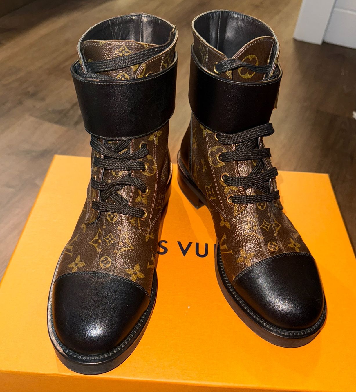 Louis Vuitton Damenschuhe: LOUIS VUITTON Wonderland Flat Ranger boots - 39 – Gebraucht aus St-Sulpice VD von juhdu 3